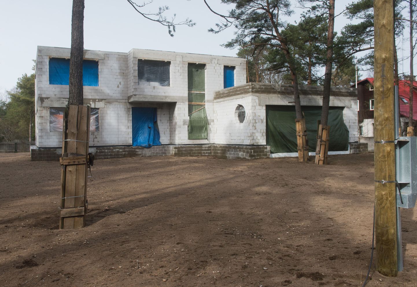 Ebaseaduslikult lammutatud elamu asemel loata ehitatud uus maja Sihi tänaval.