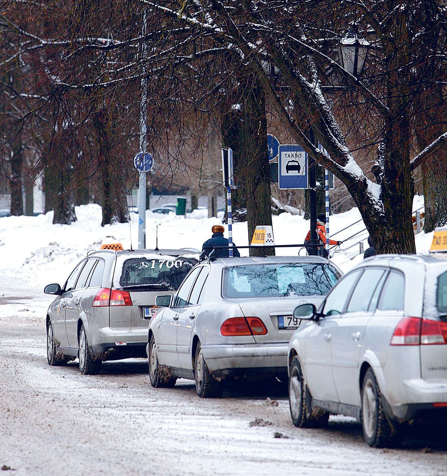 Tartu taksofirmad tõstavad tasapisi hinda. Möödunud nädalal kergitasid sõidutasu Takso Üks ja Linna Takso.