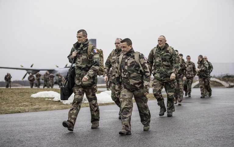 После обеда в понедельник на авиабазе в Эмари приземлился самолет с Ämari lenn50 морскими пехотинцами из Франции. Фото: вооруженные силы.