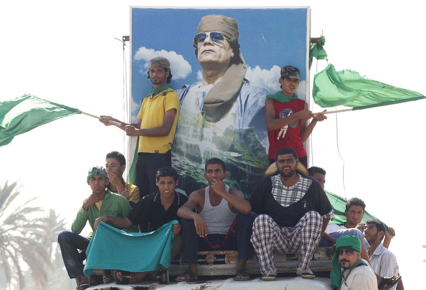 Liibüa endise liidri Muammar Gaddafi toetajad Gaddafi plakati taustal.