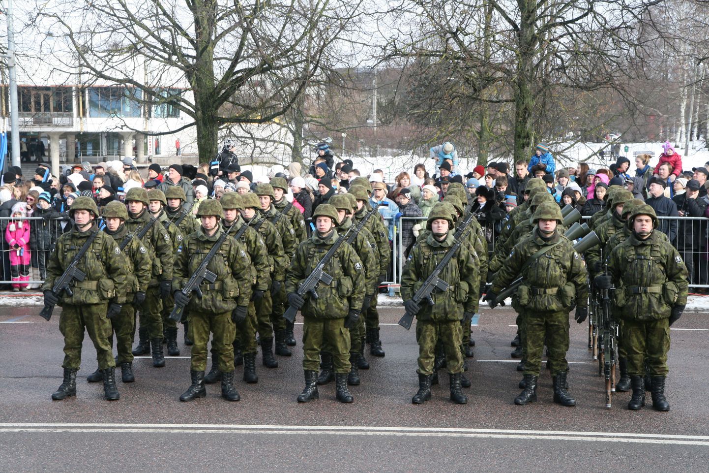 Солдаты на параде в Тарту.