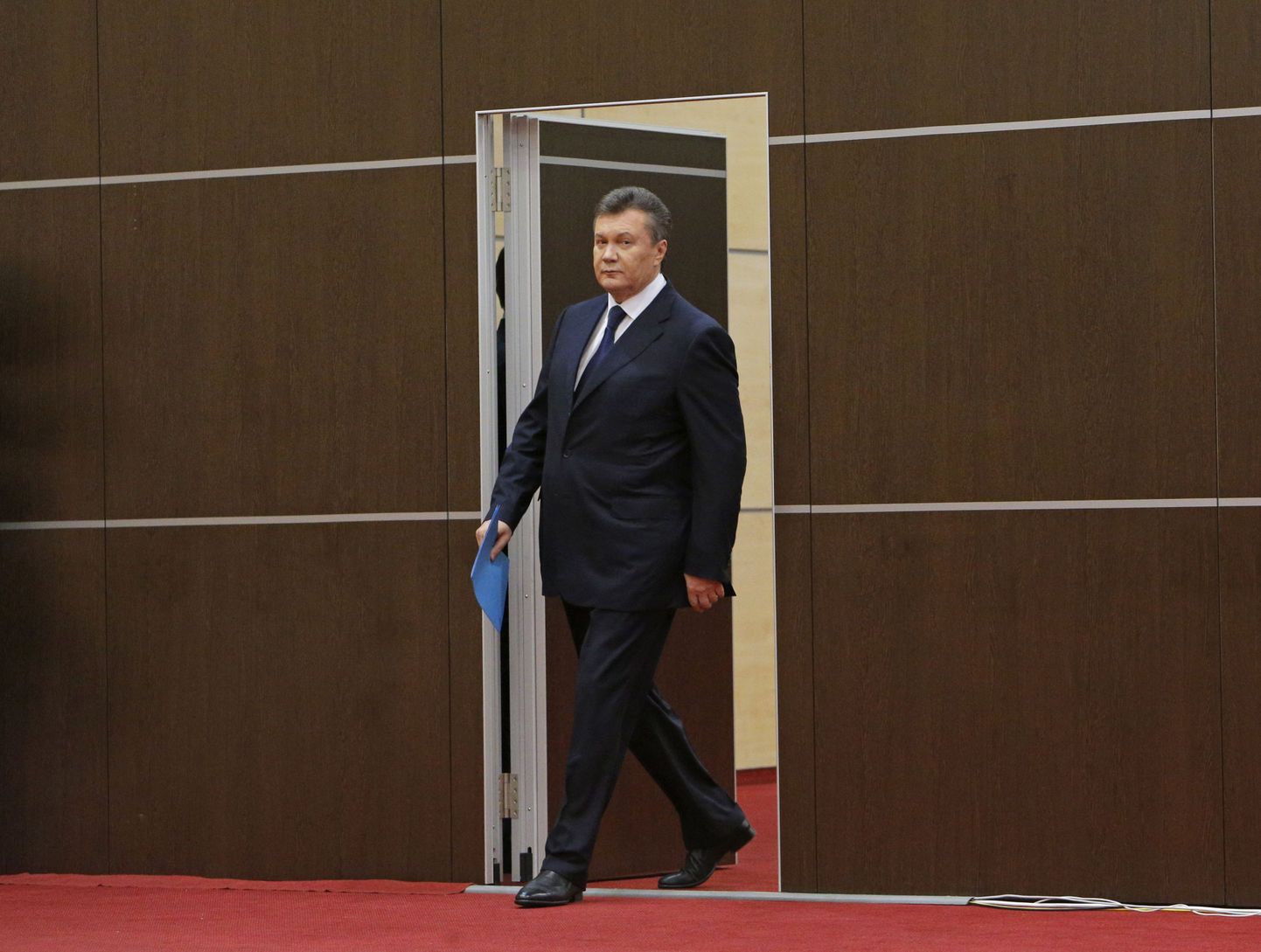 Viktor Janukovõtš sisenemas näitusekeskuse VertolExpo saali Ametüst.