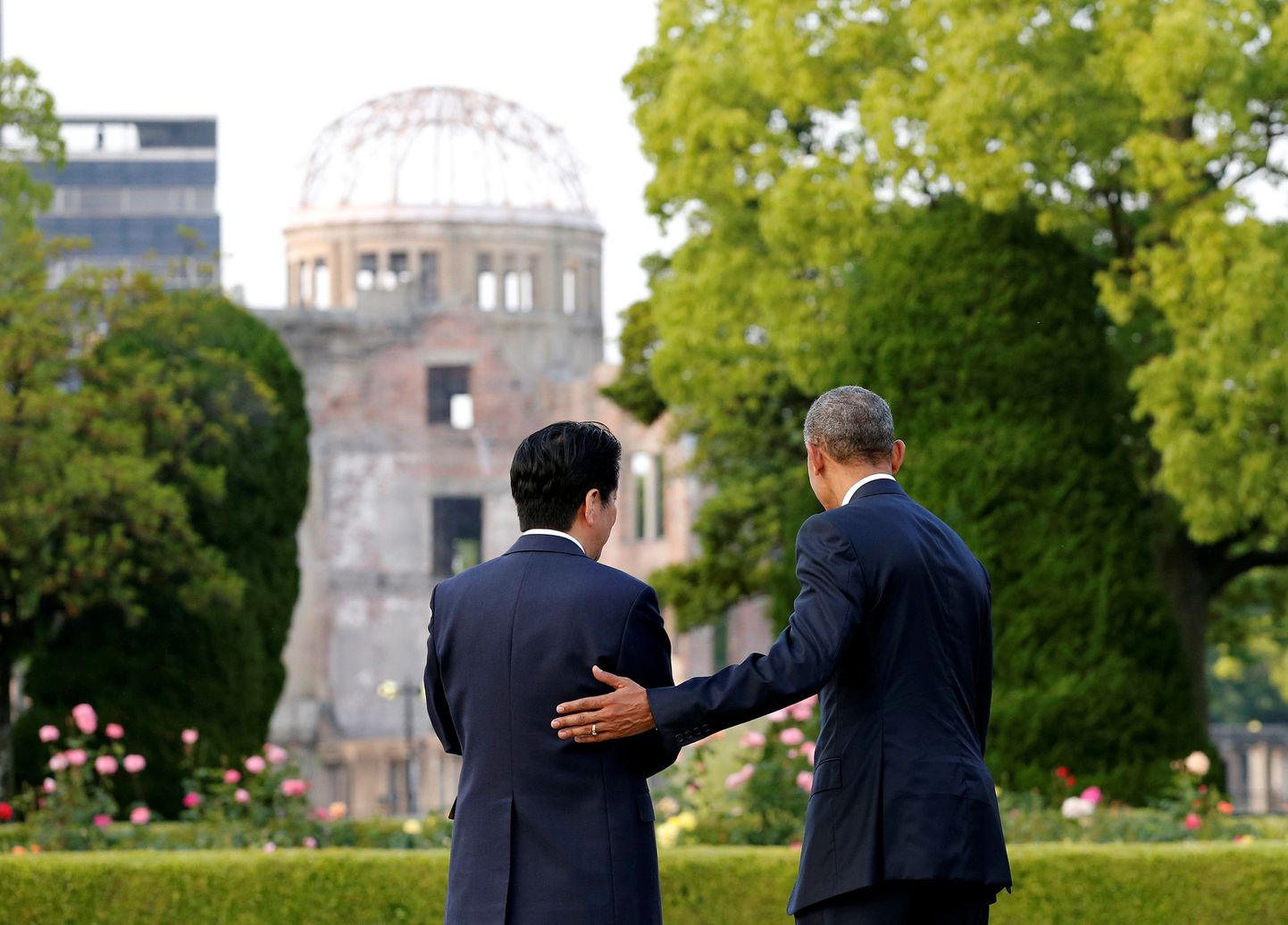 Ameerika Ühendriikide president Barack Obama (paremal) ja Jaapani peaminister Shinzō Abe tänavu mais Hiroshima rahupargis.