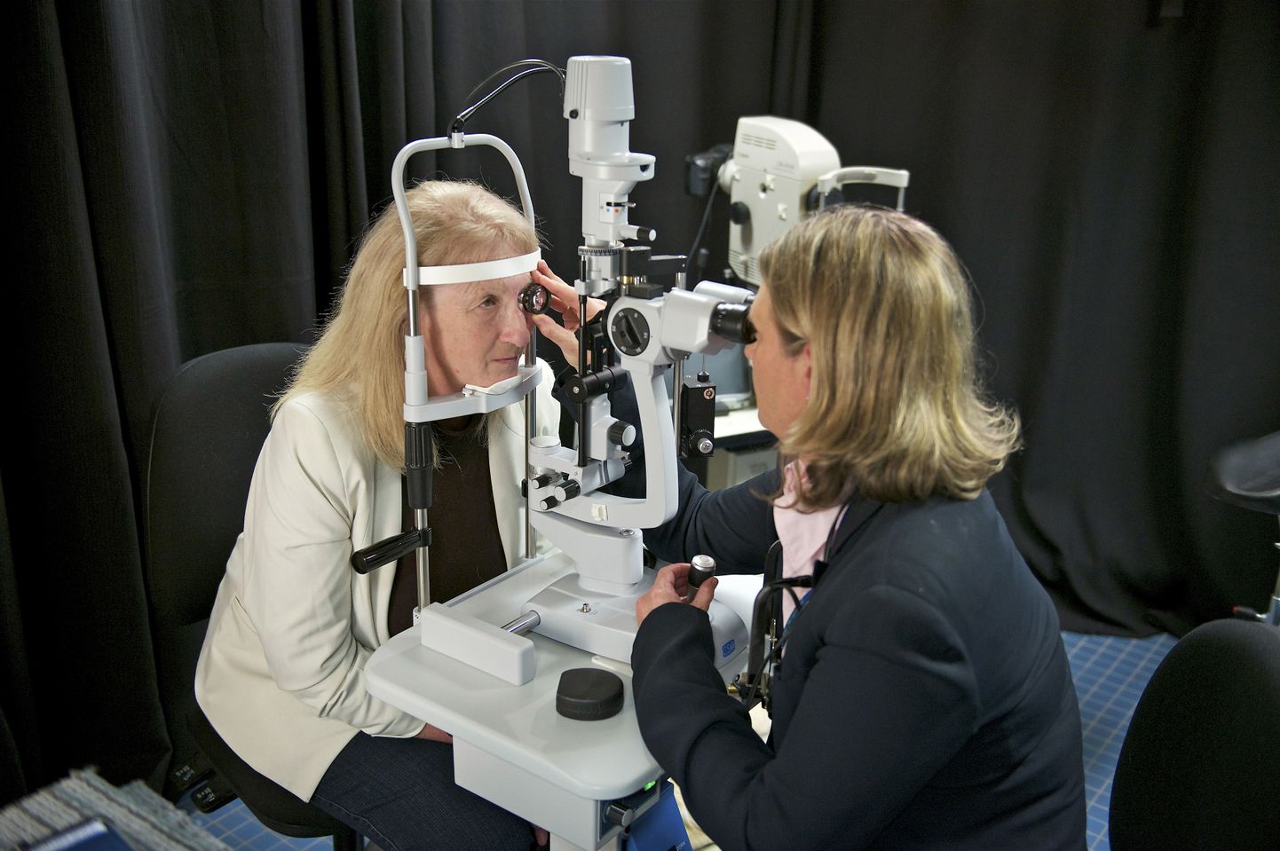 Arst kontrollimas Dianne Ashworthi bioonilist silma