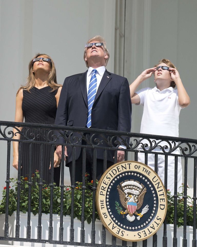USA 14 osariigis nägi 21. augustil täielikku päikesevarjutust, teistes osariikides osalist varjutust. USA president Donald Trump, esileedi Melania Trump ja nende poeg Barron Trump