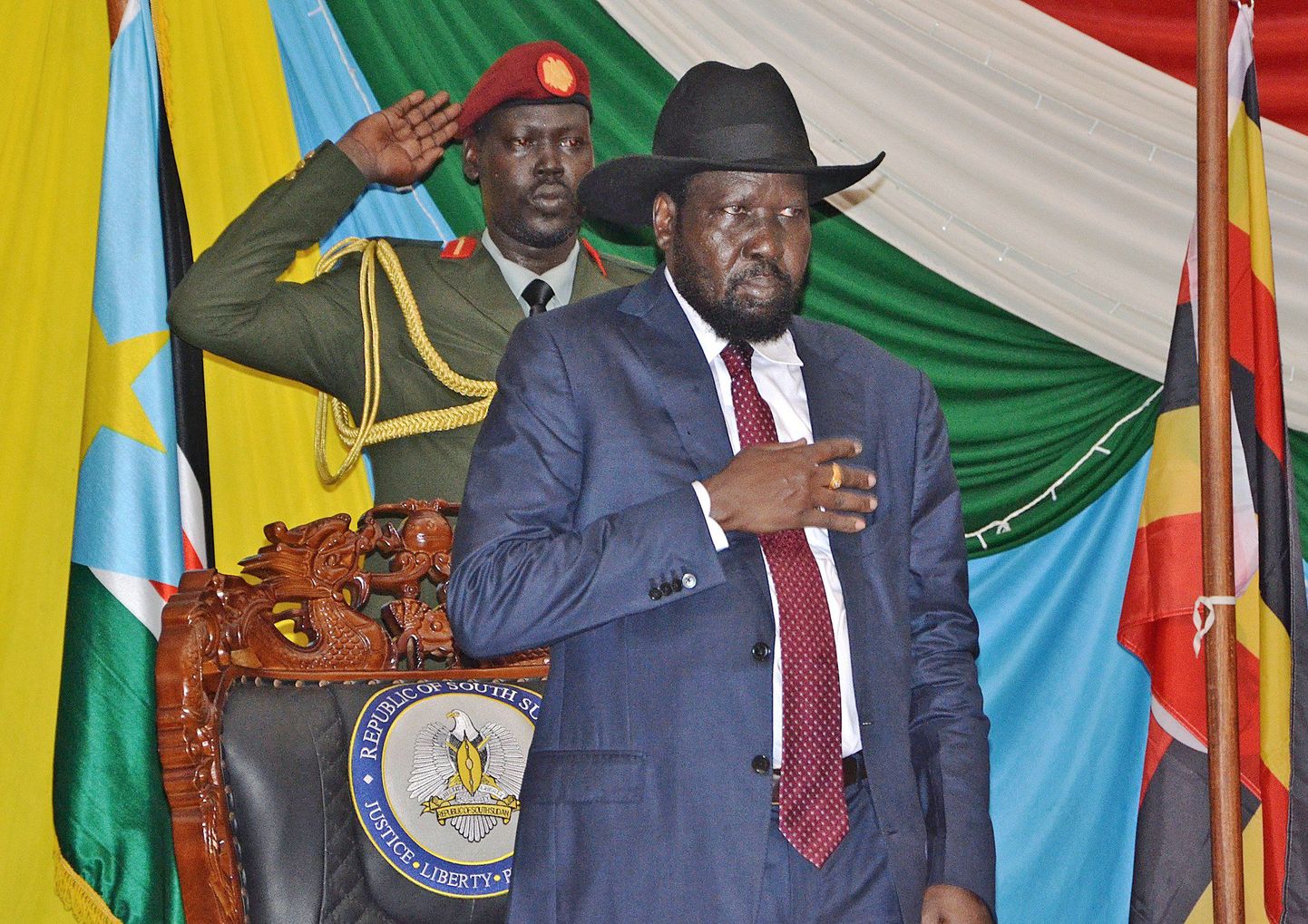 Lõuna-Sudaani president Salva Kiir rahulepingu allkirjastamisel.