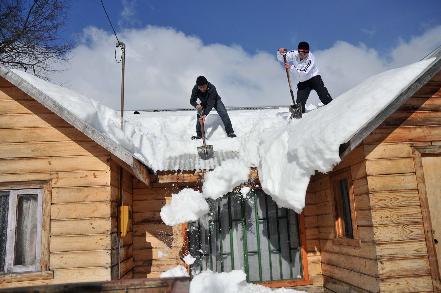 Tšiili mehed katuselt lund lükkamas