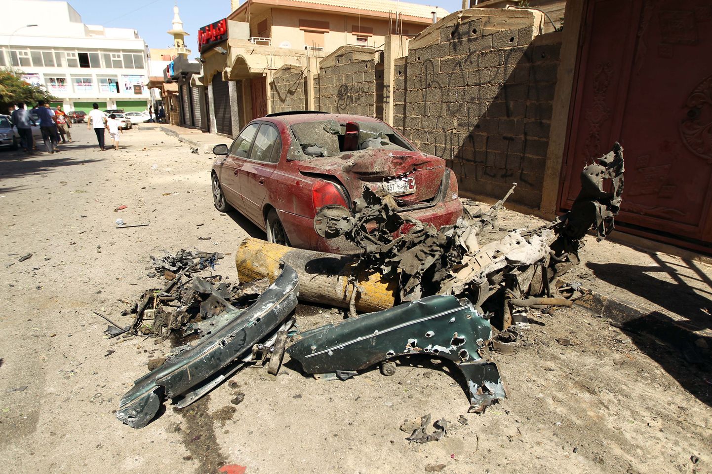 Autovrakk plahvatuspaigal Rootsi Benghazi (Liibüa) konsulaadi juures.