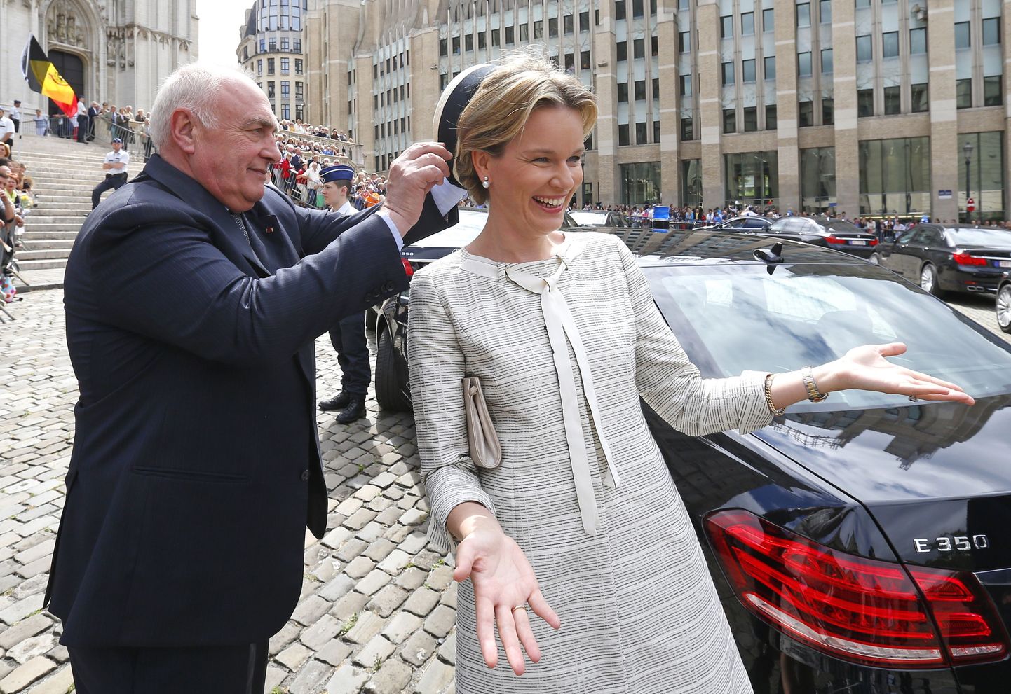 Belgia kuninganna Mathilde kübar vajas kohendamist