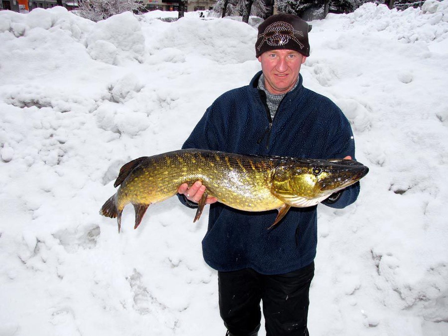 Neljapäeval soode ja metsade vahelt, ühest Viljandimaa veekogust elu suurima kala püüdnud Igor Naela õnn oli piiritu.