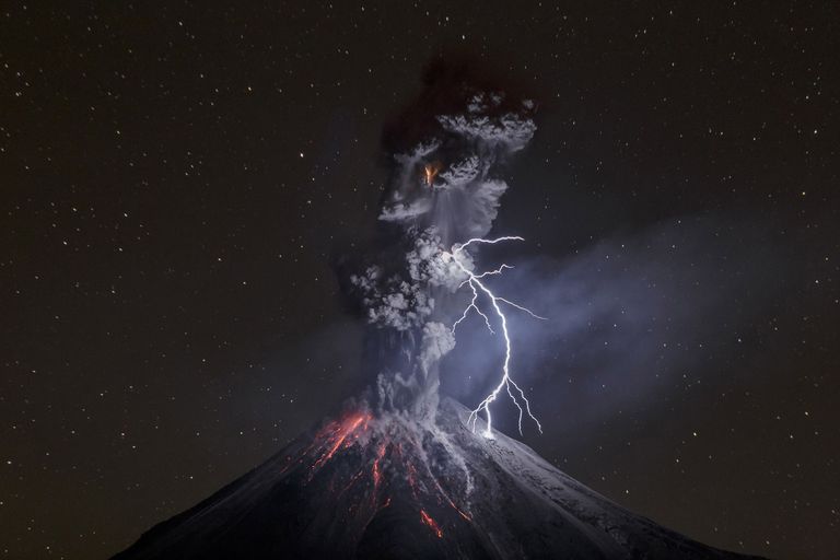Mehhiko fotograafi jäädvustas kodumaise Colima vulkaani võimsa öise vaatemängu.