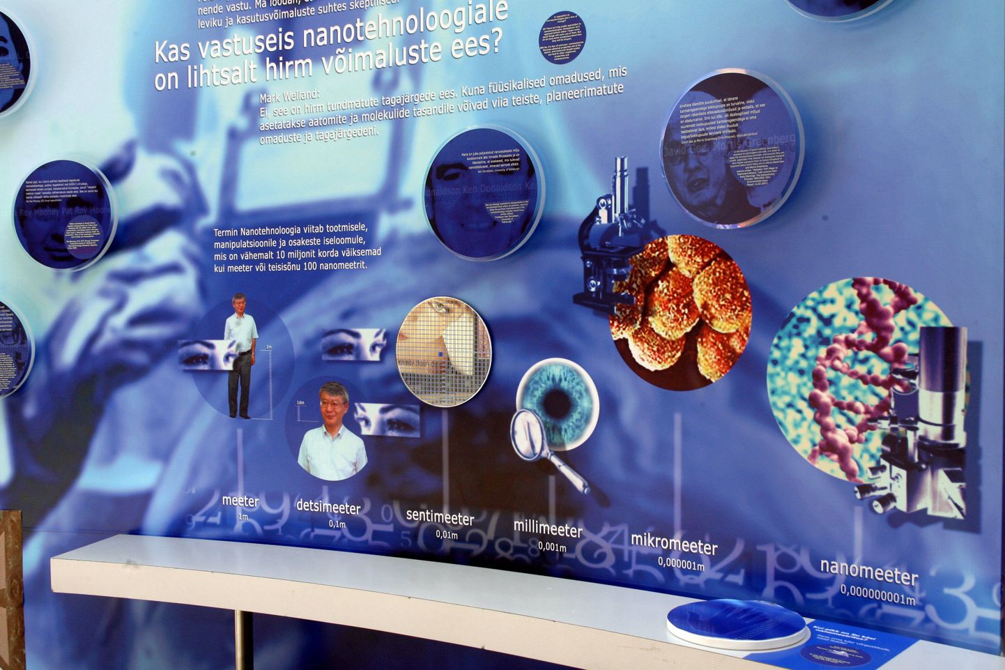 Nanotoodete tarbimisel tasub Eestis valminud värske doktoritöö tulemuste valguses olla ettevaatlik. Samas on juba aastaid tagasi korraldatud näitusi nanotehnoloogia populariseerimiseks. Pildil väljapanek 2006. aasta haridusnäituselt Nanodialoog.