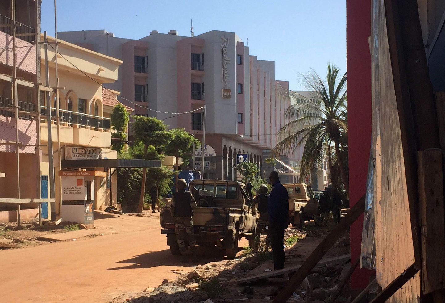 В Мали террористы захватили отель Radisson.