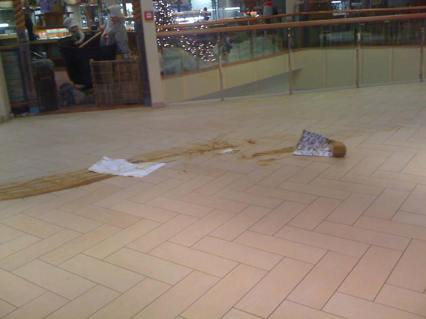 Mees viskas Solarise kaubanduskeskuse põrandale koti fekaalidega.