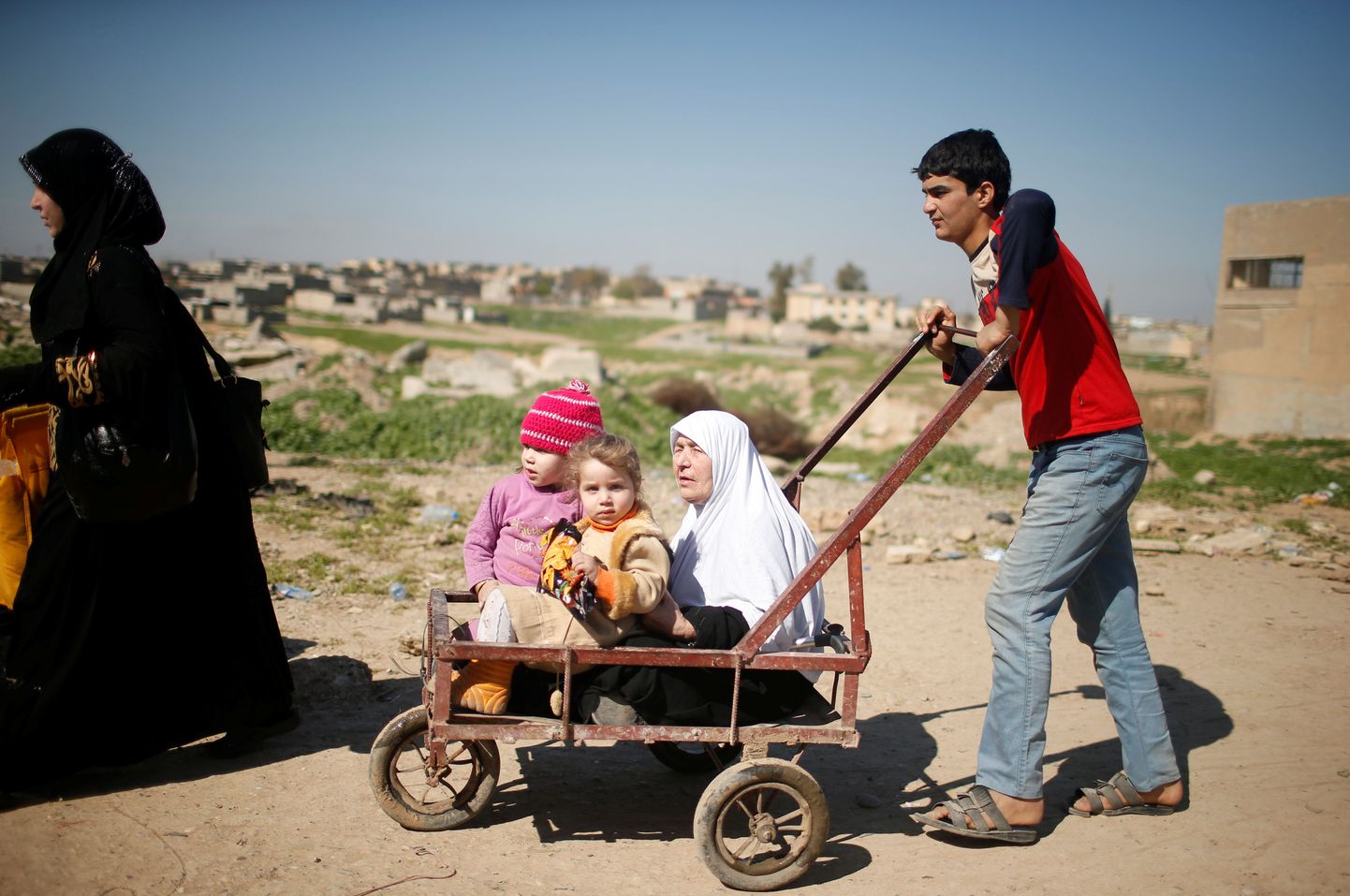Iraagi pere Mosulist põgenemas.
