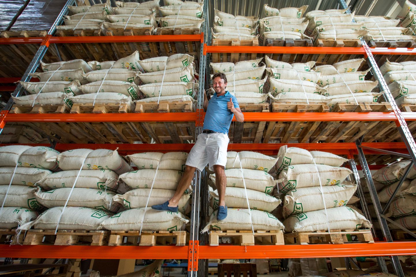 Coffee People OÜ juhatuse liige Annar Alas turnib laos 40 tonni maailma eri paigust pärinevate kohviubade vahel.