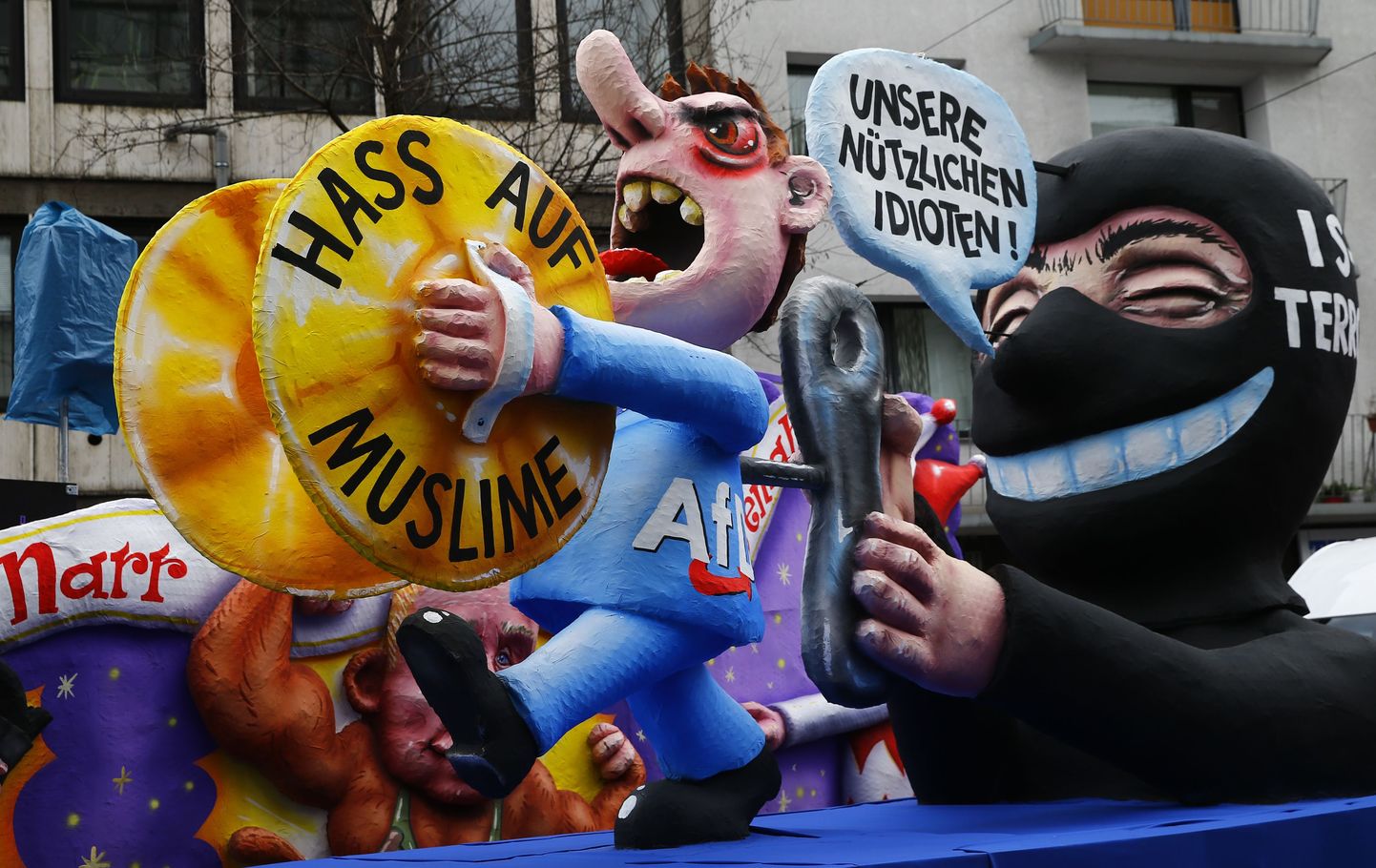 Immigratsioonivastase AfD partei üle nalja heitvad dekoratsioonid vastlakarnevalil Düsseldorfis.