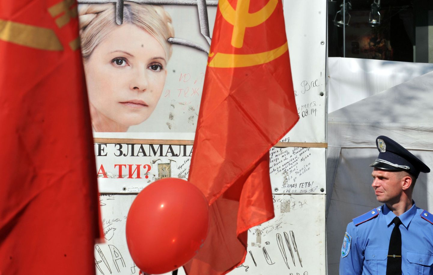 Ukraina politseinik Julia Tõmošenko pildi juures, mis asub ekspeaministri  toetajate püstitatud laagris.