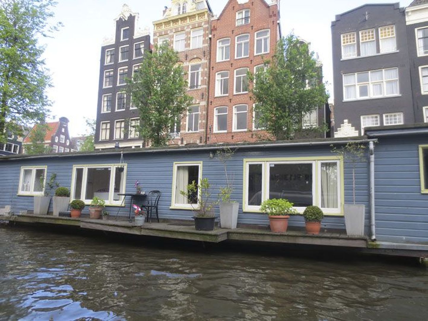 Amsterdami kanalid ja ujuv maja.