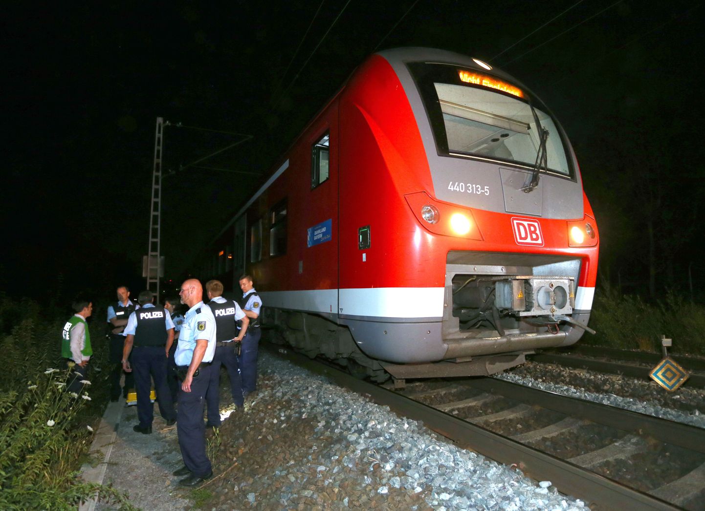 Место событий после теракта в поезде.