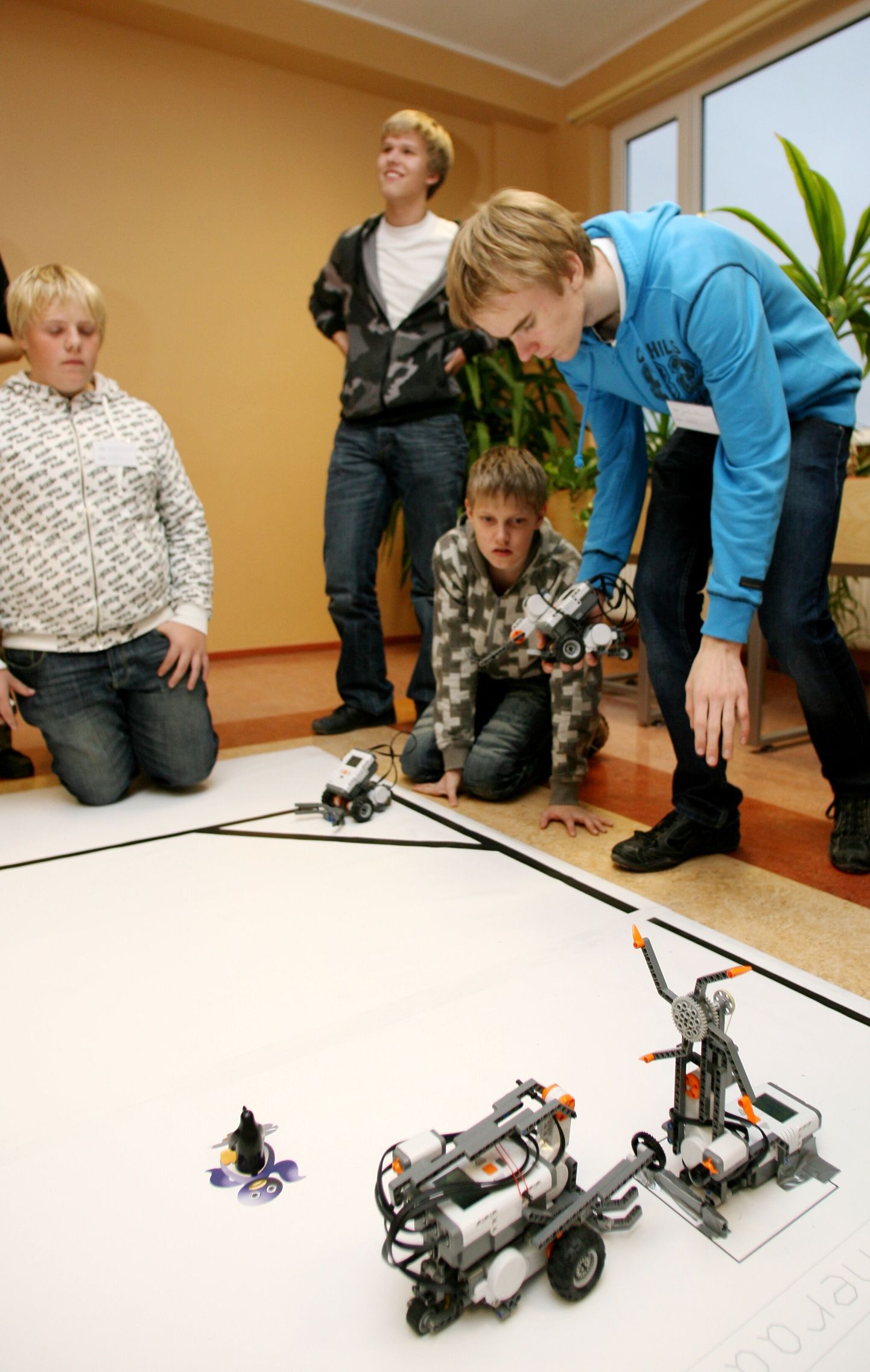 Noored robotomeistrid Tartus Kivilinna gümnaasiumis.