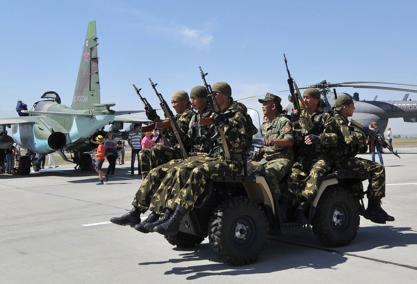 Vene õhujõudude sünnipäeva tähistamine Kõrgõzstanis Kantis asuvas Vene baasis.