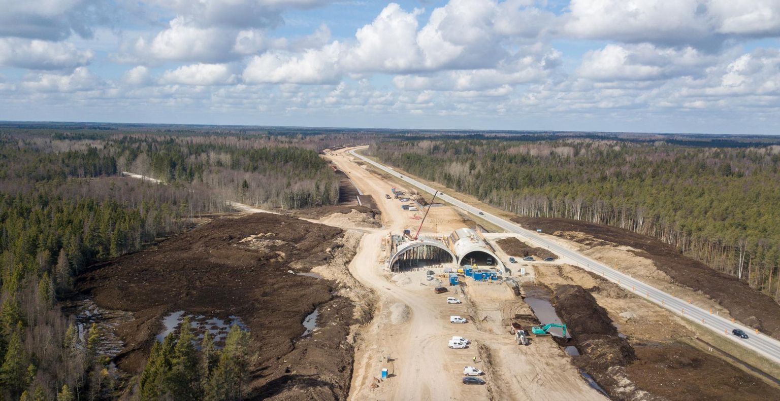 Võõbu ja Mäo vahele tulevale neljarajalisele teelõigule jääb üks kahest suurest rajatisest, sel pildil paistev ehitatav Puiatu ökodukt.