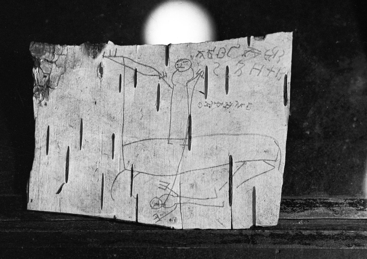 Знаменитая берестяная грамота мальчика Онфима из новгородского раскопа. Иллюстративное фото.