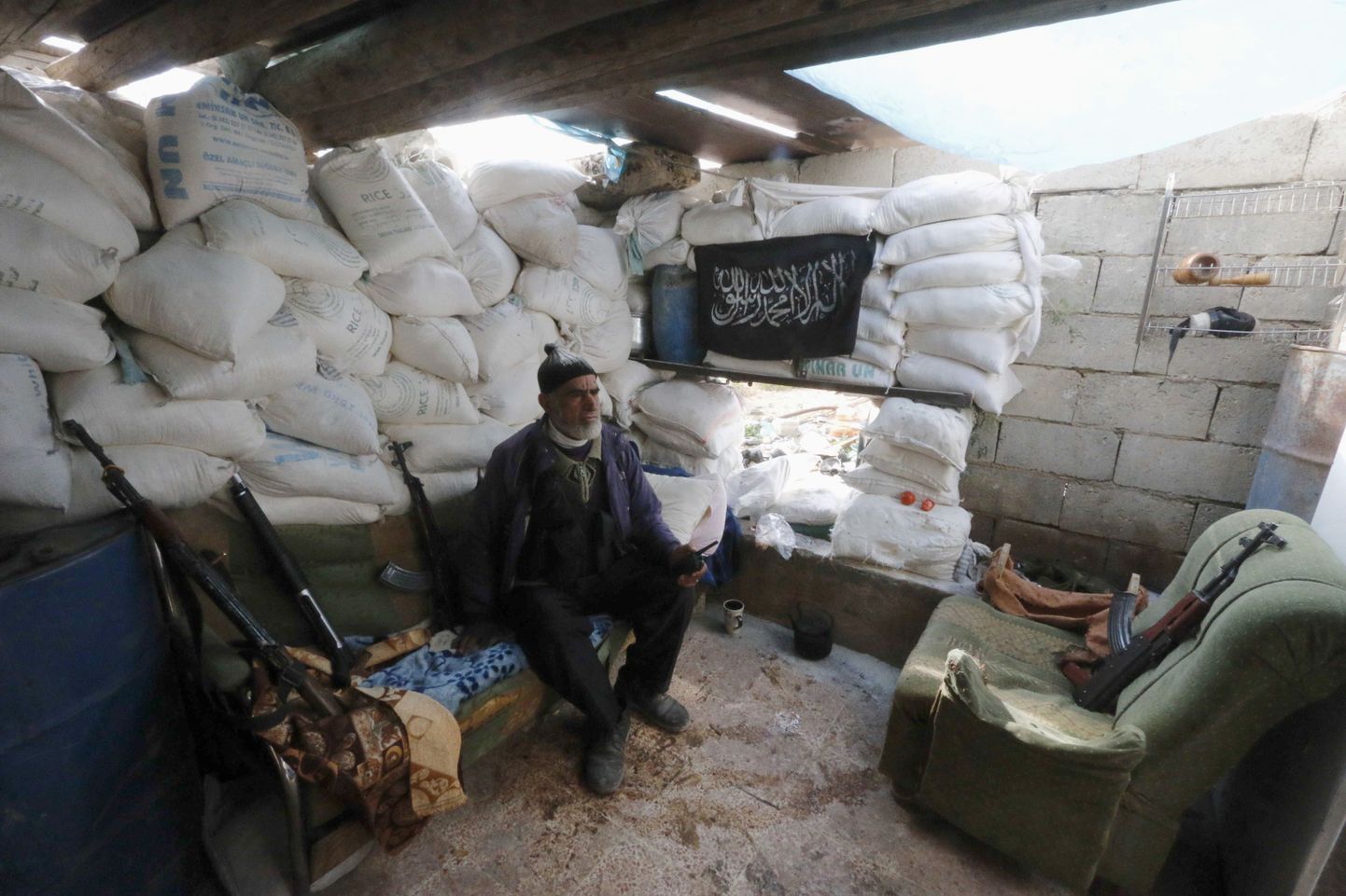 Vaba Süüria Armee võitleja lõõgastub  liivakottidega kindlustatud punkris Aleppo lähistel.
