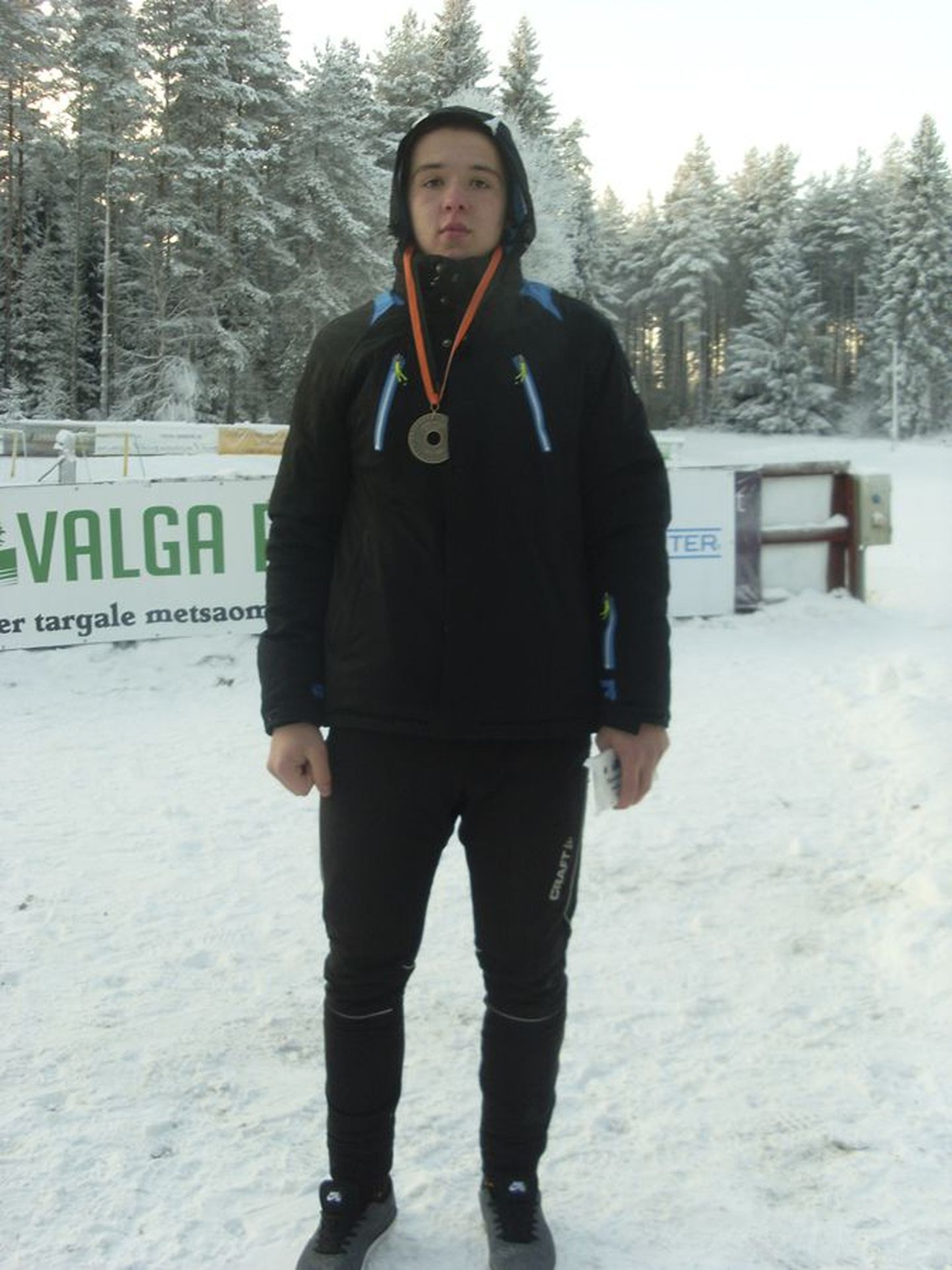 Urve Bergmani käe all harjutav Tarvastu vallast pärit Oliver Pikkor teenis laupäeval Eesti noorte suusasprindivõistlusel omas vanuserühmas hõbemedali.