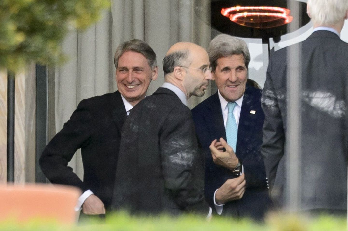 Briti välisminister Philip Hammond (vasakul) ja USA välisminister John Kerry (paremal) Lausanne´is.