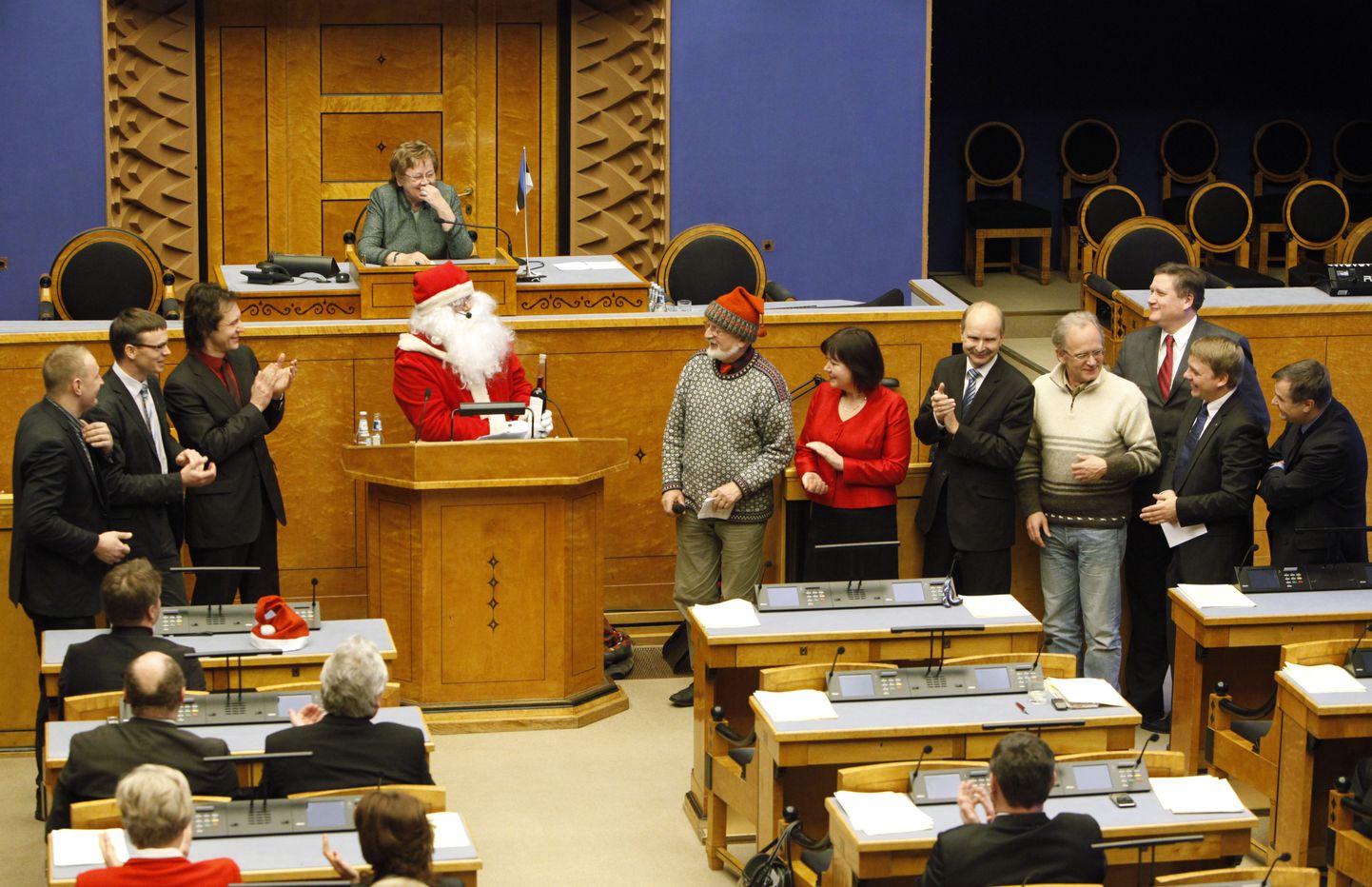Jõuluvana riigikogu saadikutel külas. Sotsiaaldemokraadid laulsid üheskoos regilaulu.