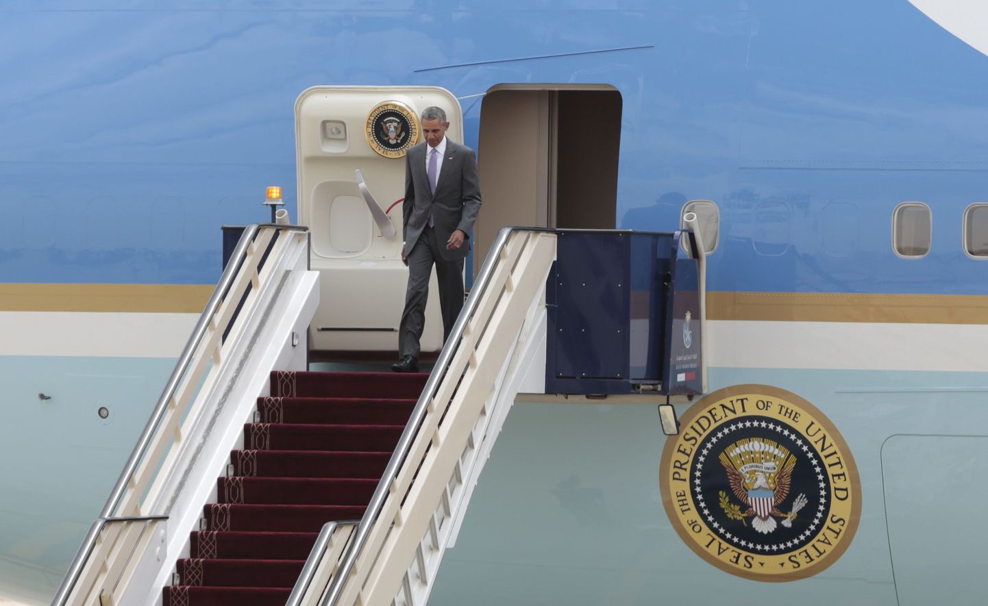 USA president Barack Obama väljumas Air Force Oneist