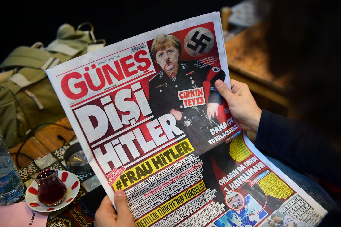 Türgi lehes ilmunud karikatuur Angela Merkelist, mis kujutab teda natsina.