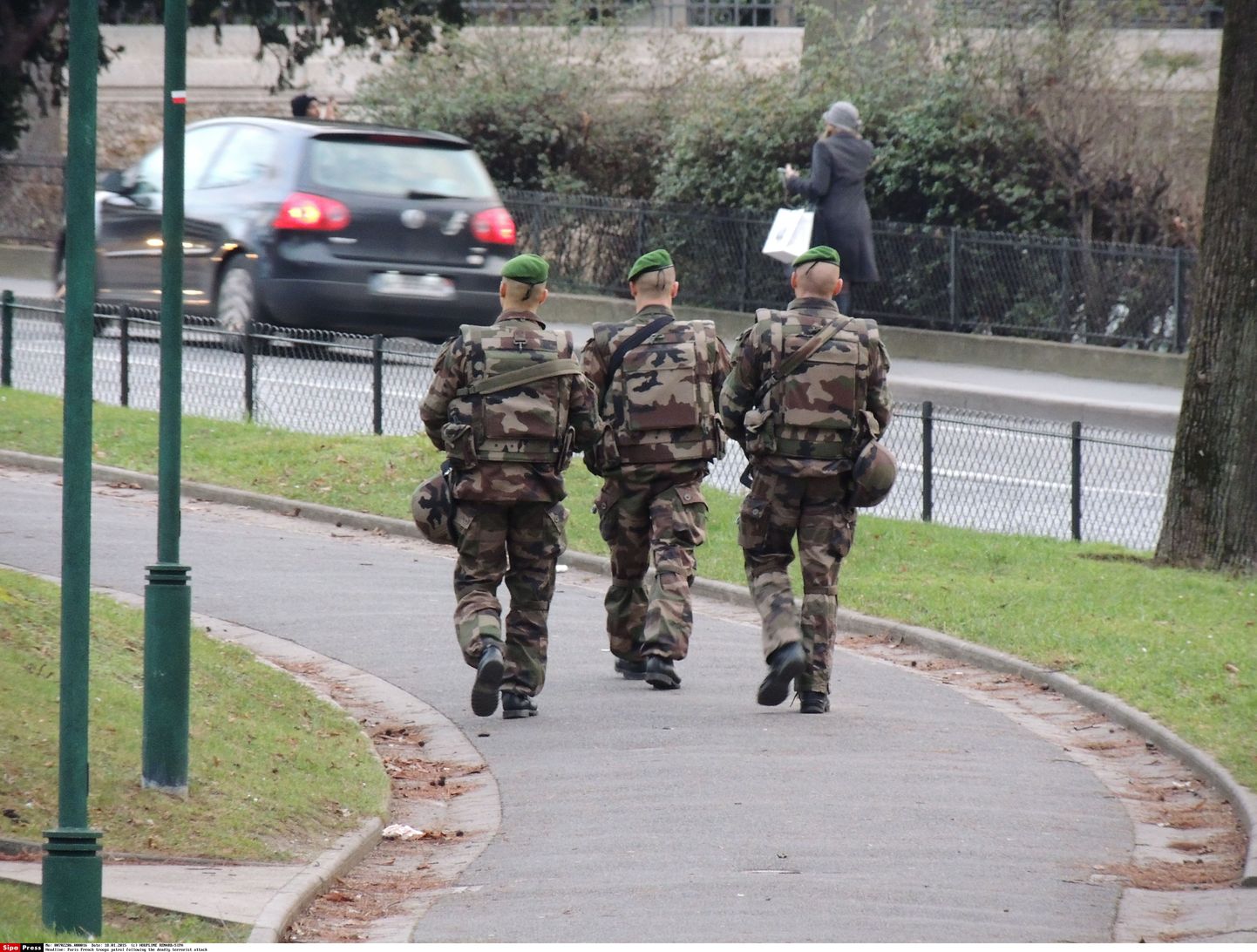 Prantsuse sõjaväepatrull tänaval.