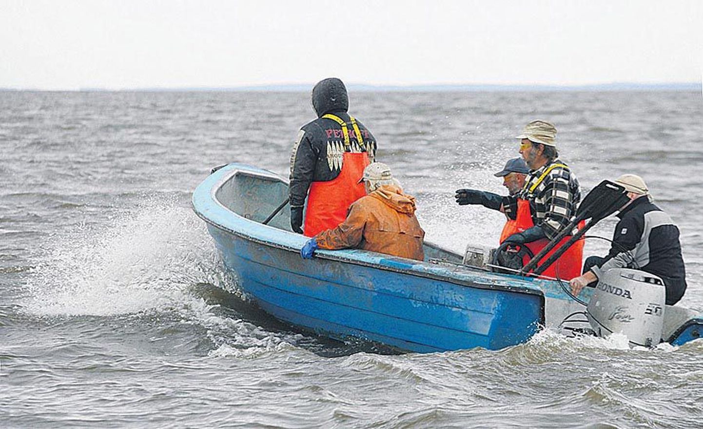 Kalurid suunduvad mootorpaadiga mõrrapärasid tühjendama.