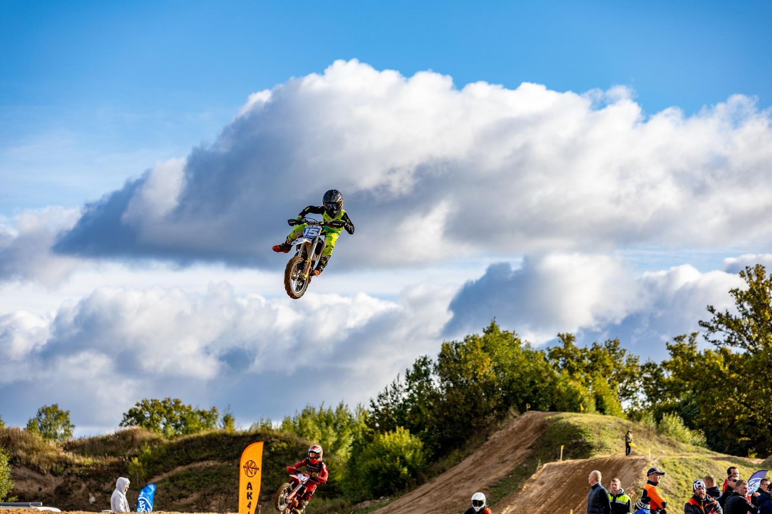 Viljandi motospordiklubi poiss Marten Raud saavutas Lääne-Virumaal Pikametsa krossirajal peetud Eesti noorte karikavõistluste kaheksandal etapil teise koha ja sarja kokkuvõttes klassi 65cc kolmanda koha.