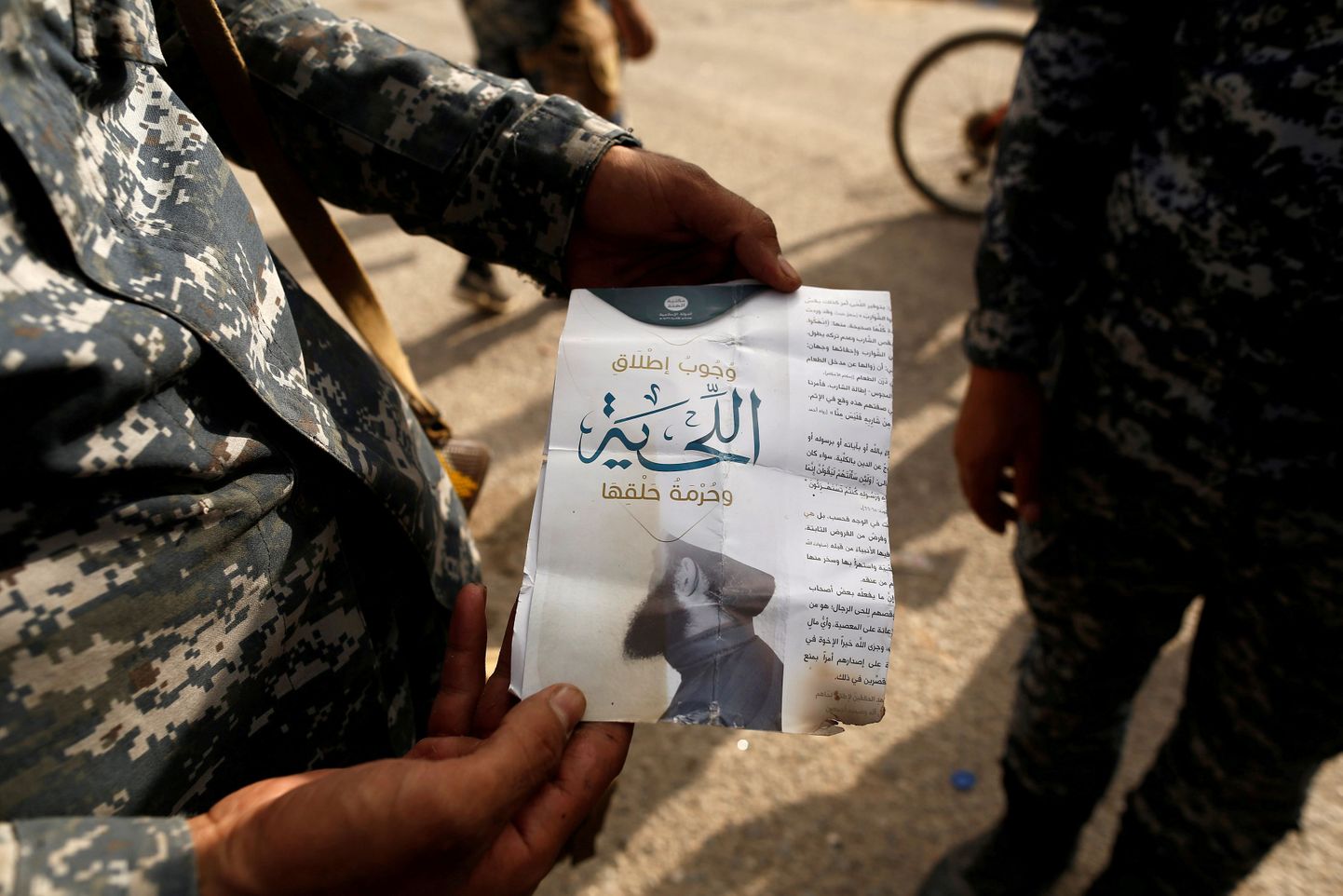 Iraagi sõdur näitab lendlehte kirjaga «Habemete kandmine kohustuslik».