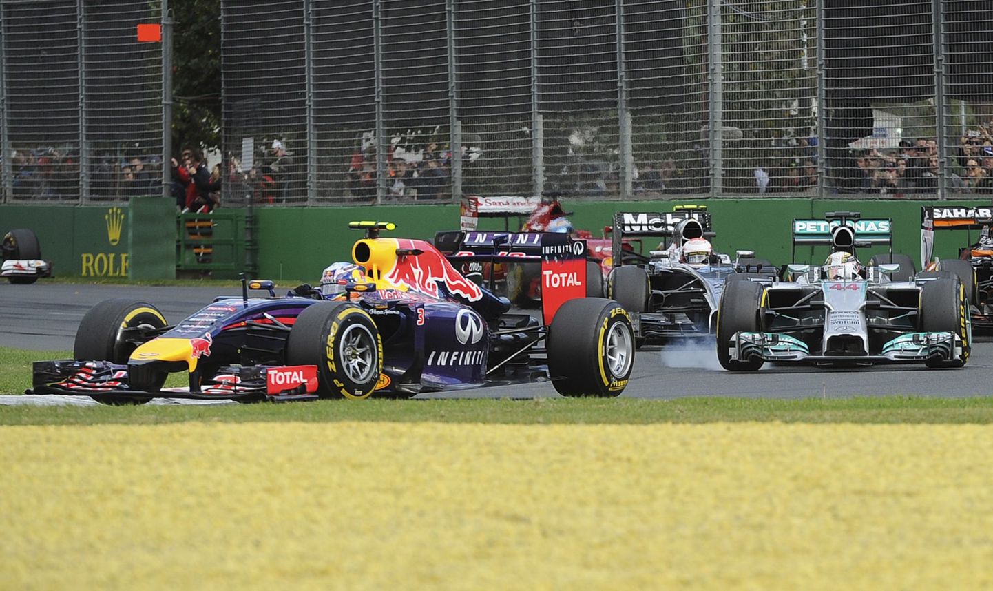 Red Bull driver Daniel Ricciardo of Australia, left, leads Mercedes driver Lewis Hamilton of Britain, right, during the Australian Formula One Grand Prix at Albert Park in Melbourne, Australia, Sunday, March 16, 2014. Mercedes driver Nico Rosberg of Germany won the race after pole sitter and teammate Hamilton plus world champion Sebastian Vettel suffered early retirements. Ricciardo finished second to become the first Australian to finish on the podium in his home race. (AP Photo/Andy Brownbill) / TT / kod 436