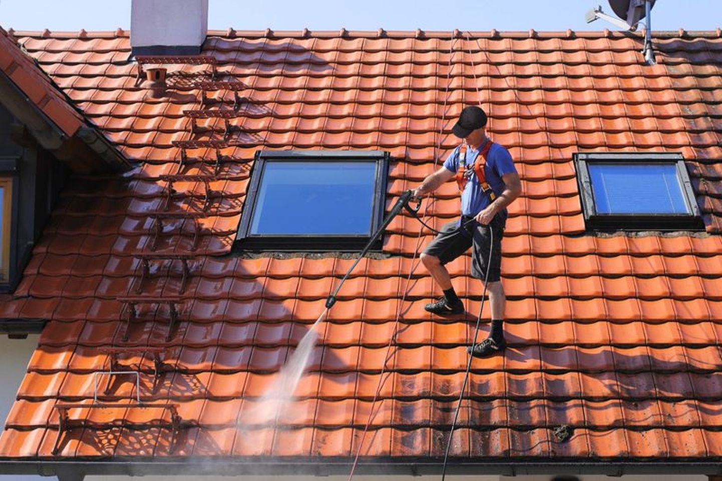 Survepesuga on tunduvalt hõlpsam katust puhastada kui pehme harjaga.