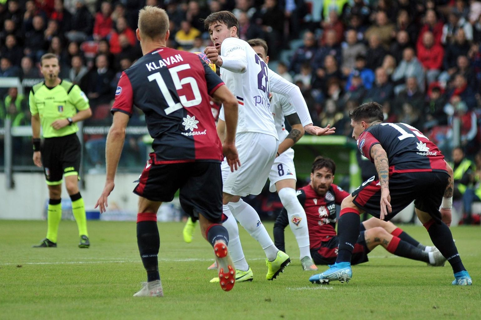 Cagliari keskkaitsja Ragnar Klavan (number 15) mängus Fiorentinaga.