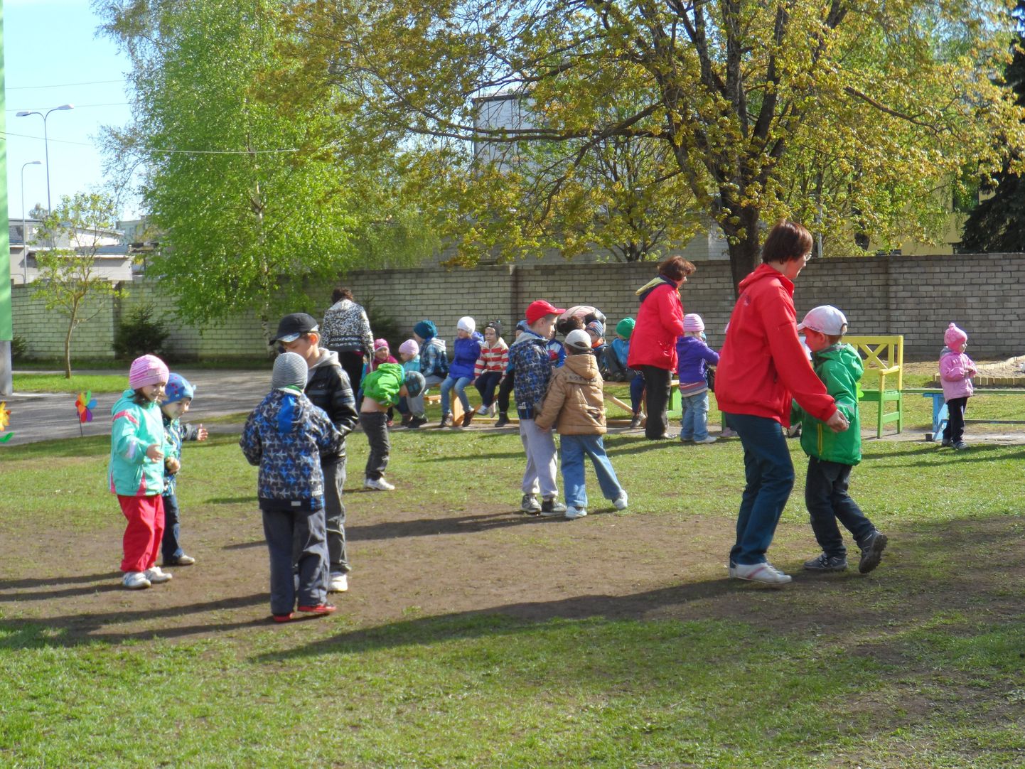 Kellukese lasteaia õuealal peeti laulu- ja tantsupidu ning korraldati heategevusmüük.