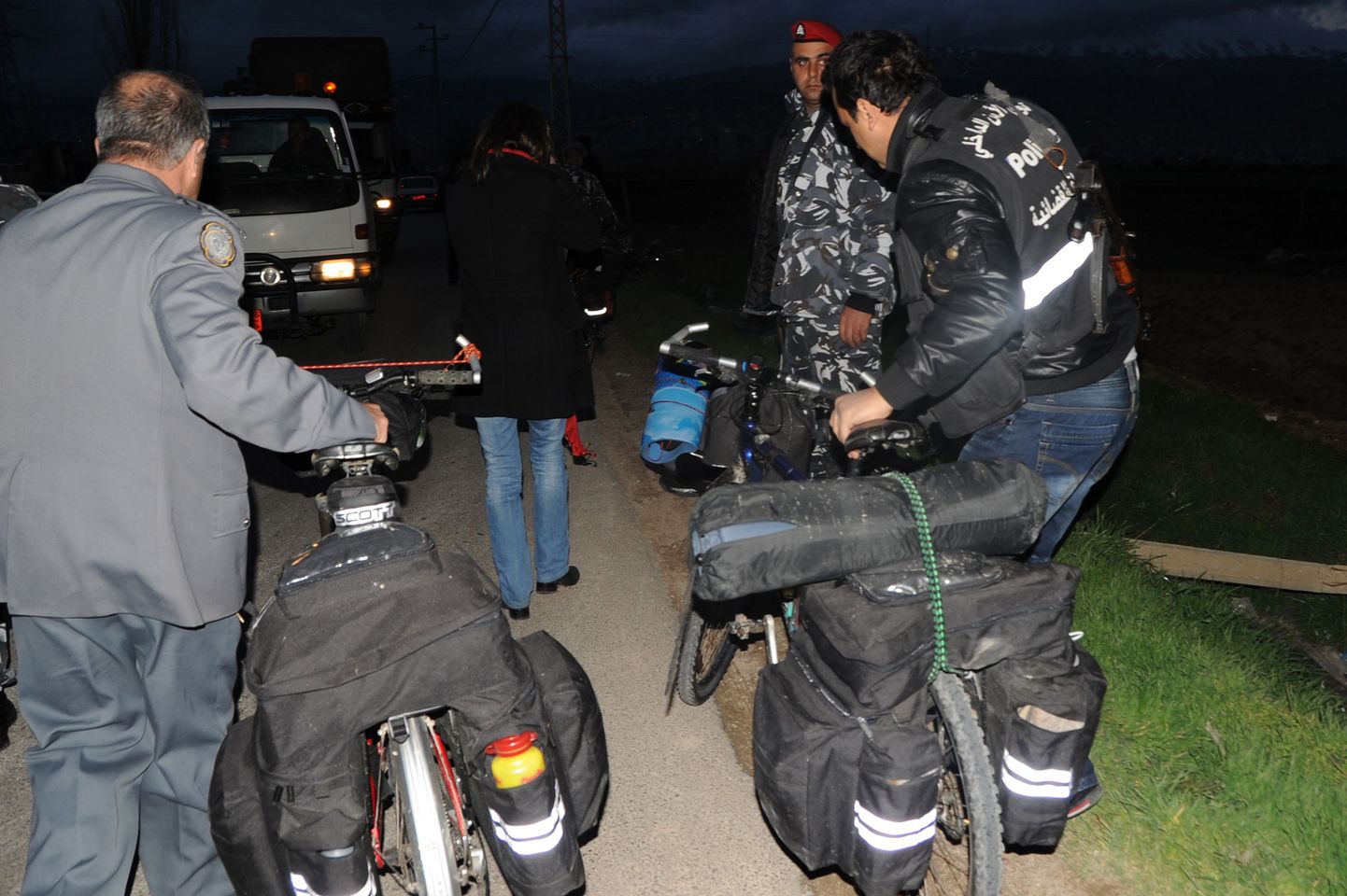 Liibanoni politseinikud pantvangi võetud Eesti kodanike jalgratastega.