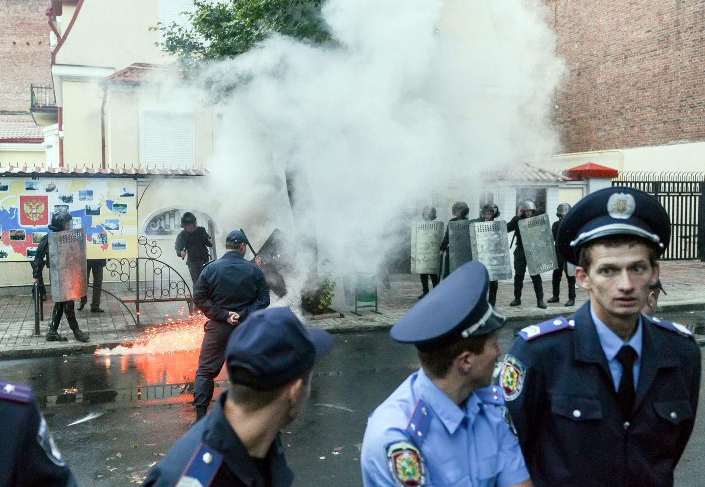 Eile toimus Ukrainas Harkivis Vene saatkonna ees invasioonivastane meeleavaldus.