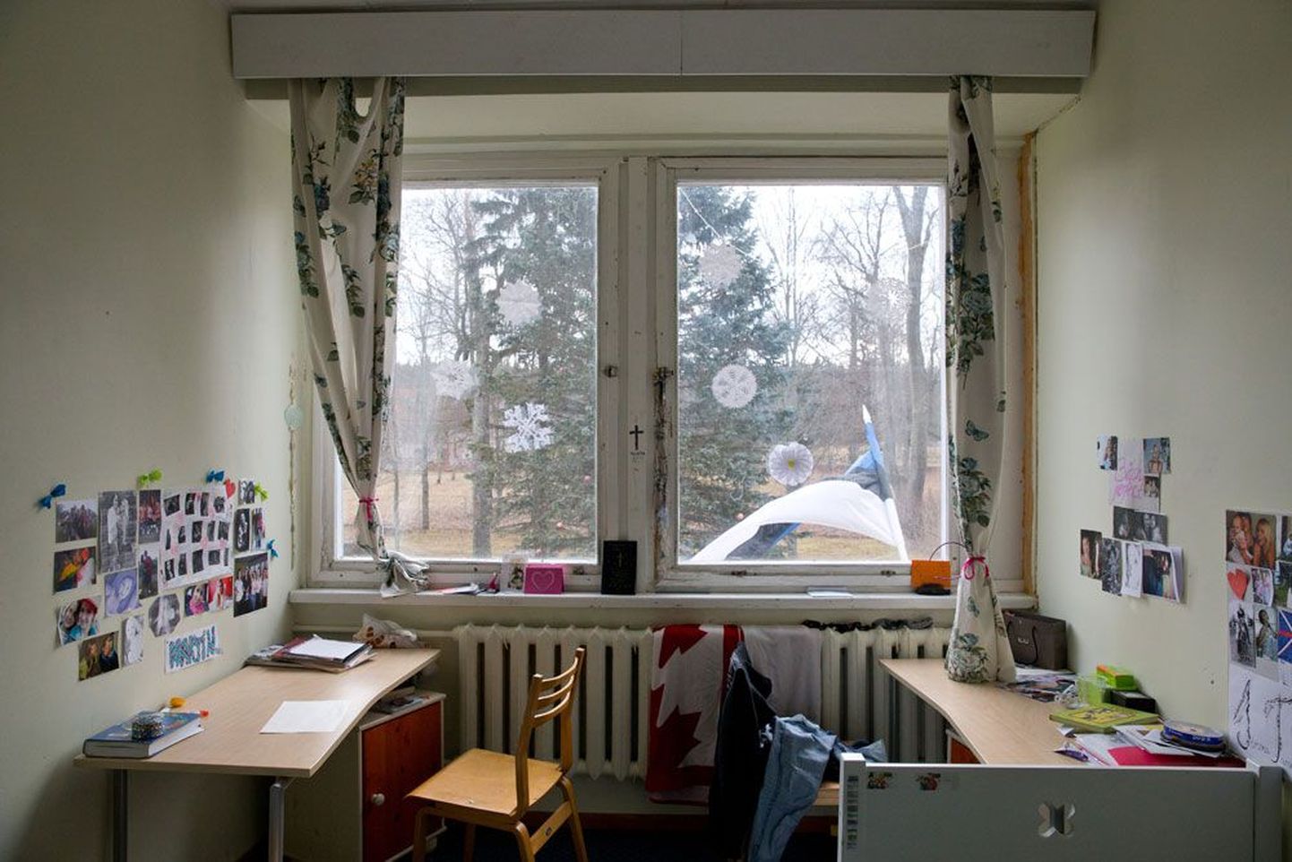 Kaagvere erikooli tüdrukute tubades elatakse mitmekesi ja akendest, isegi teiselt korruselt, on mõnigi kord alla hüpatud ja põgenetud.