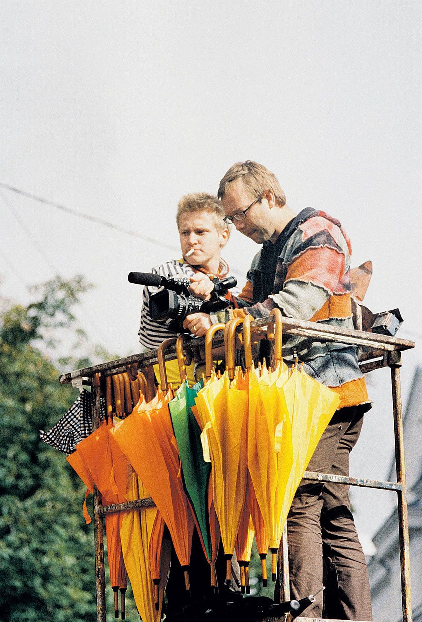 Filmi autori Jaan Tootseni (paremalt) kõrval heidab kaamera ette jäävale alale pilgu üks filmi tegelasi Marten Kaevats.