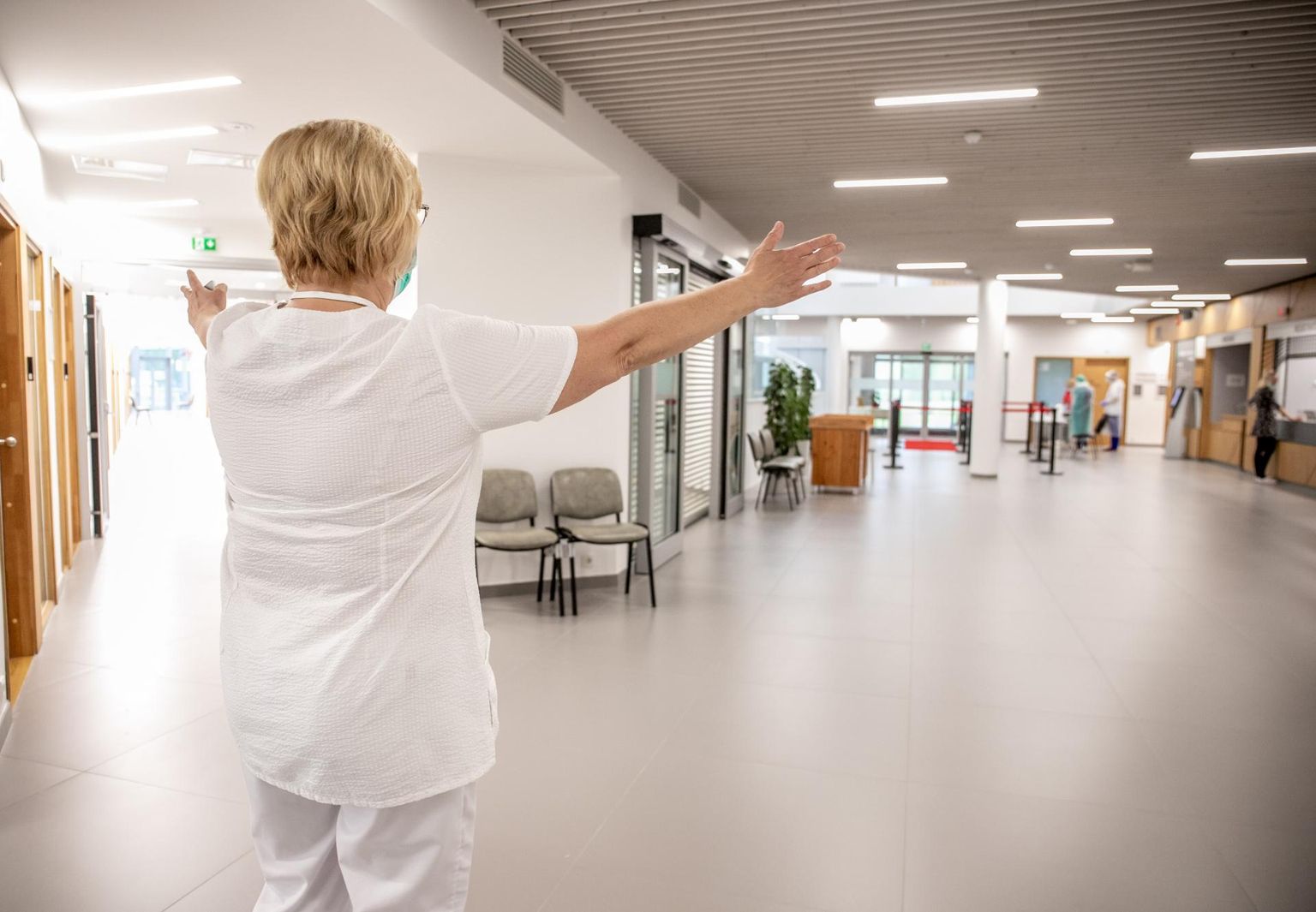 OÜ Pärnu Perearstide juhatuse liige Eha Lipmann tutvustab keskuse kolmnurkset ruumiplaneeringut.