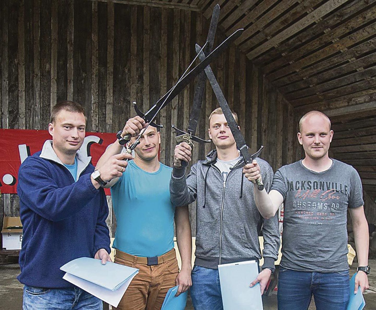 Kaitseliidu Pärnumaa maleva Vändra võistkonna liikmed said Põrgupõhja retke võidu eest auhinnaks sepa valmistatud mõõgad.