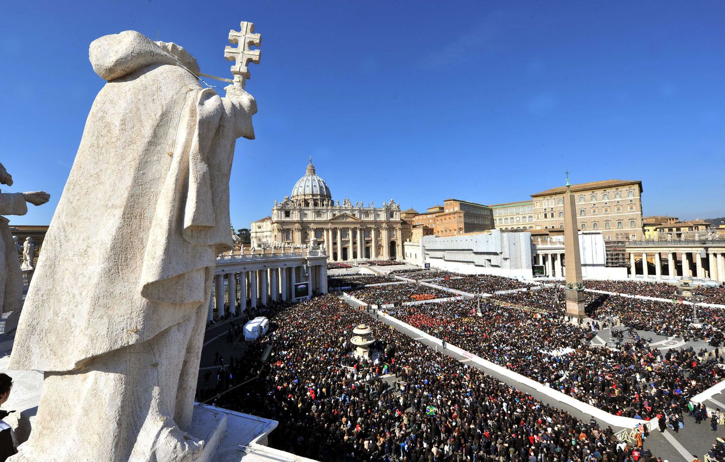 Püha Peetruse väljakule paavstiga hüvasti jätma kogunenuid oli kõigi allikate kinnitusel üle 150 000, mõningatel väidetel koguni üle 200 000 inimese.
