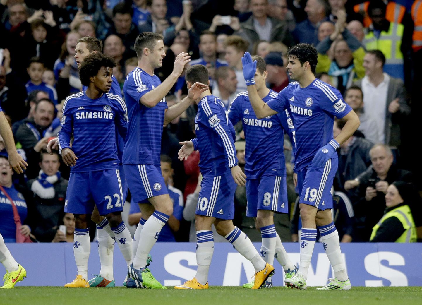 Diego Costa (paremal) aitas Chelseal jõuda järjekordse võiduni.